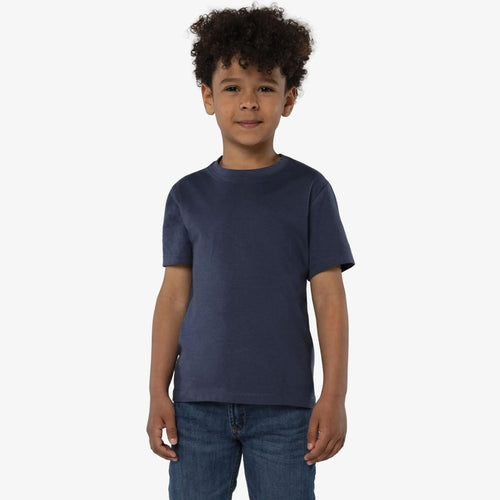 Enfant portant un T-shirt Regent bleu marine à col rond et manches courtes, vue de face sur fond blanc.